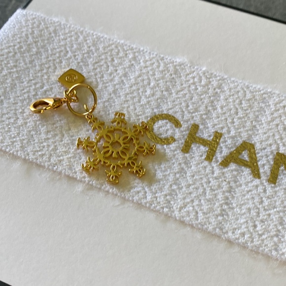 Chanel Holiday Gift Packaging - Picture 8 of 11